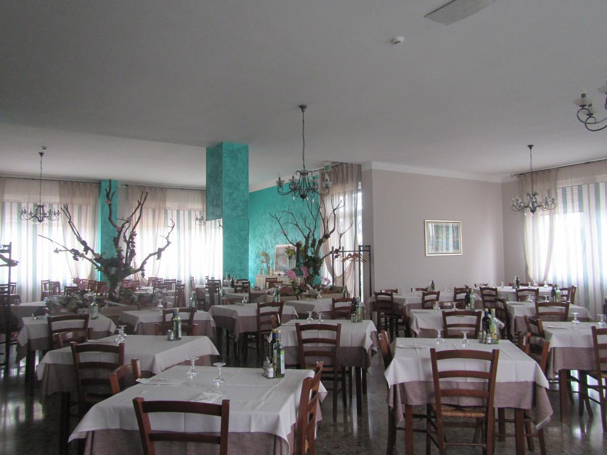 Lo Scoglio Hotel กัสเตลนูโอโว เดล การ์ดา ภายนอก รูปภาพ