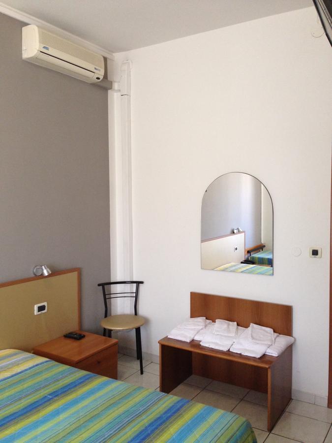 Lo Scoglio Hotel กัสเตลนูโอโว เดล การ์ดา ภายนอก รูปภาพ